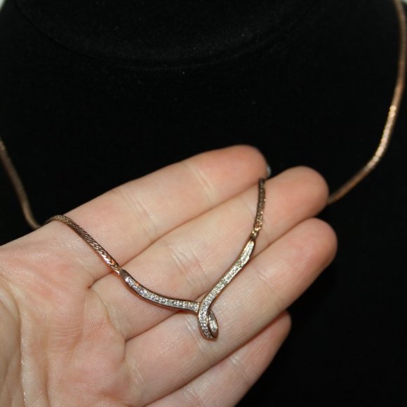 Vintagejelyfish Jewelry - Beautiful gold drop necklace 17"